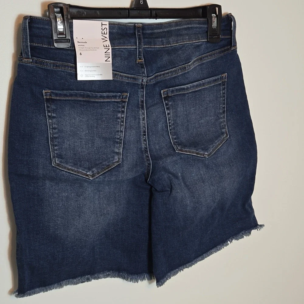 Nine West Denim Shorts, Medium Blue, Fringed Cuff, Size 4, NWT - Picture 4 of 4